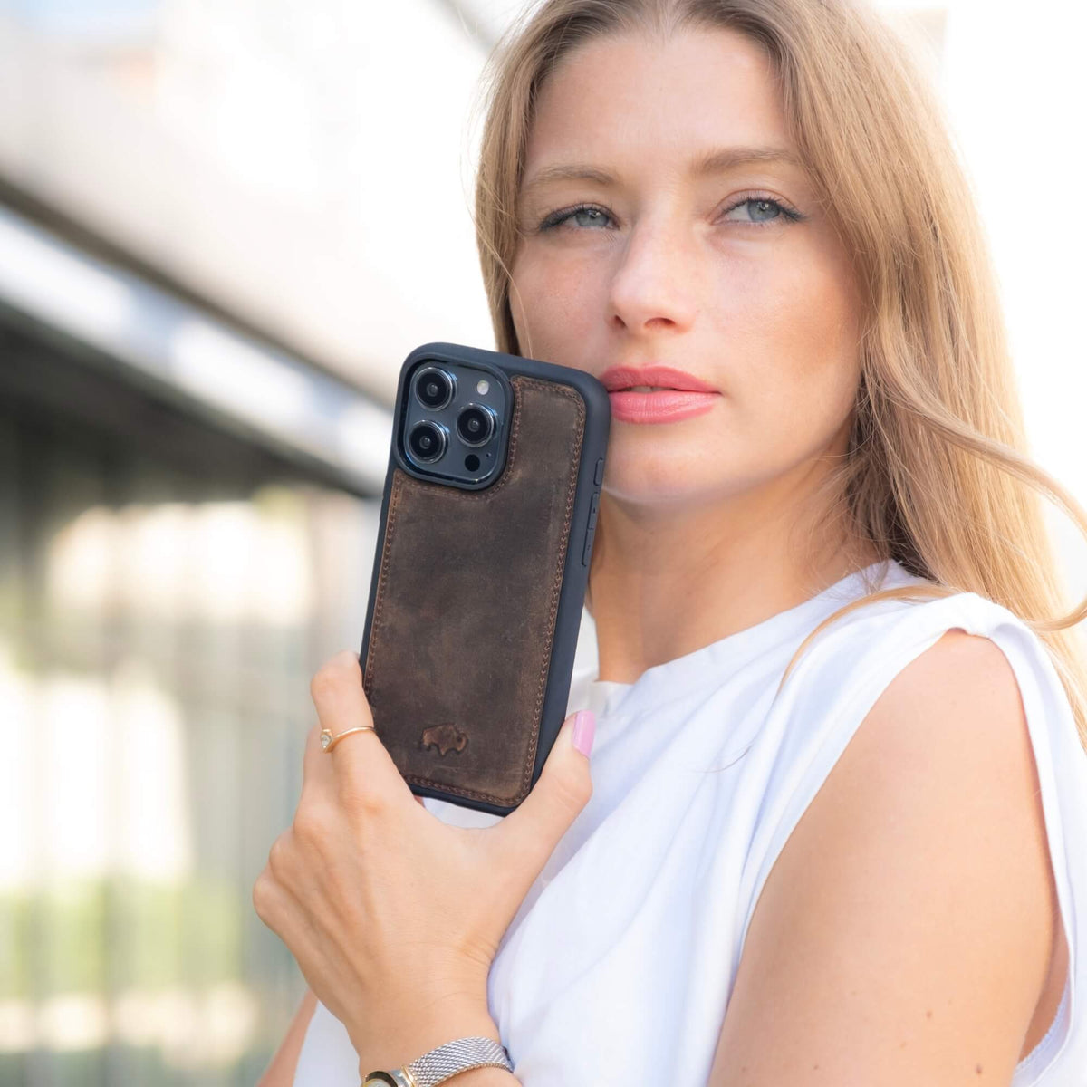 <h2><span class="metafield-multi_line_text_field">Switch between a full wallet and a slim case using strong built-in magnets.</span></h2>