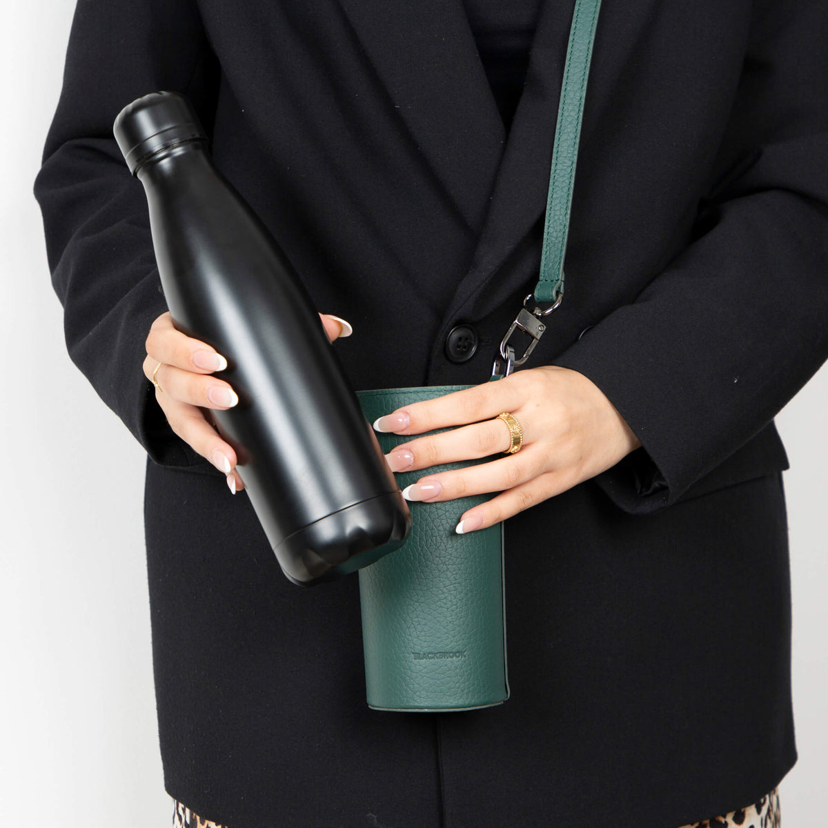 <h2><span class="metafield-multi_line_text_field">The adjustable strap offers hands-free convenience and a custom fit, making it perfect for on-the-go hydration.</span></h2>