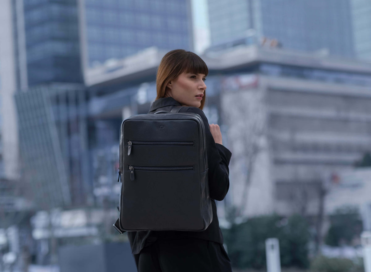 <h2><span class="metafield-multi_line_text_field">Clean, balanced profile that keeps the bag standing and easy to access.</span></h2>