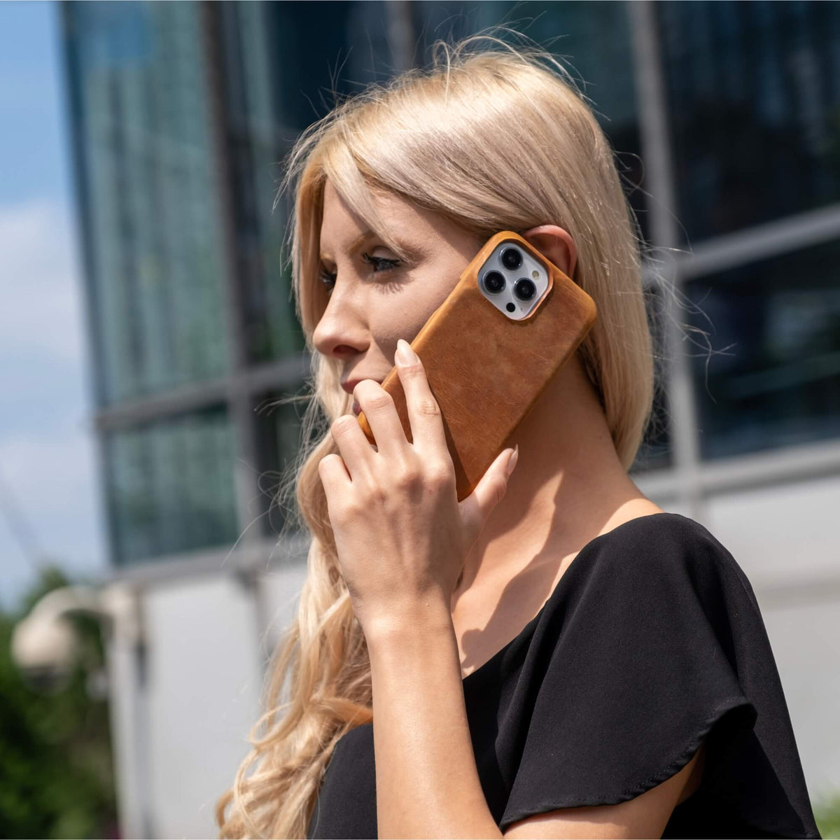 <h2><span class="metafield-multi_line_text_field">A slim snap-on profile that slides easily into your pocket while keeping your iPhone protected in premium leather.</span></h2>