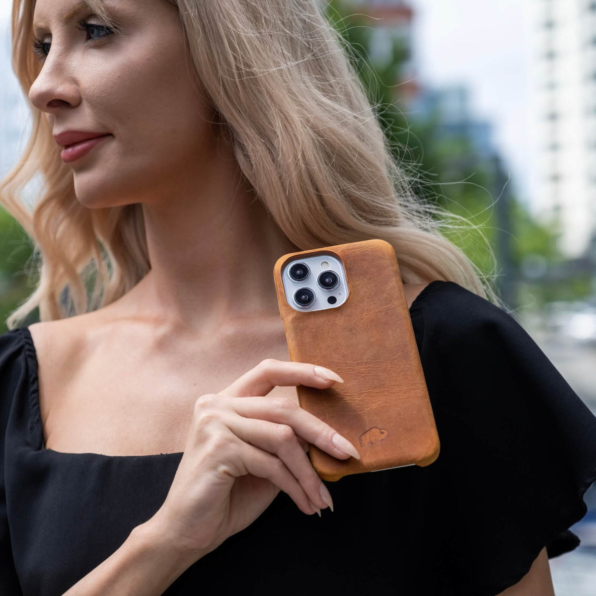 <h2><span class="metafield-multi_line_text_field">Each Mason case is artisan-made, featuring rich full grain leather that develops character with every use.</span></h2>