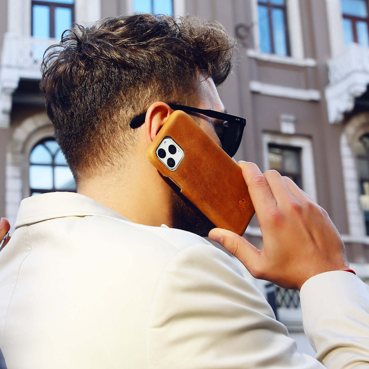 <h2><span class="metafield-multi_line_text_field">Full-grain leather matures beautifully, giving your Mason case a look that’s unique to your daily carry.</span></h2>