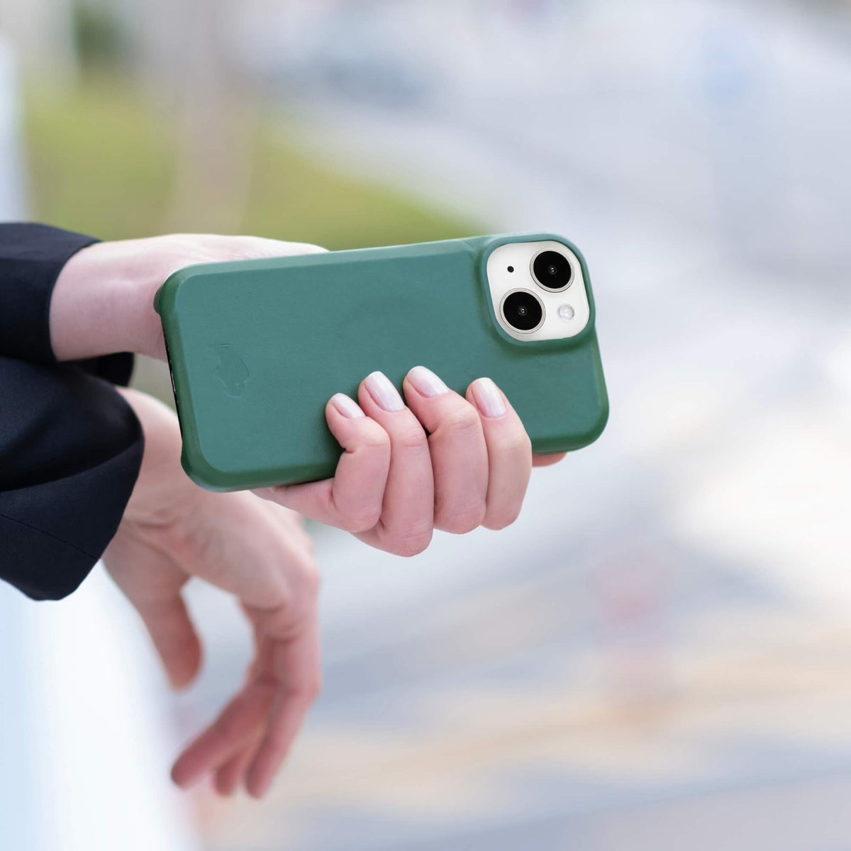 <h2><span class="metafield-multi_line_text_field">Each Mason case is artisan-made, featuring rich full grain leather that develops character with every use.</span></h2>