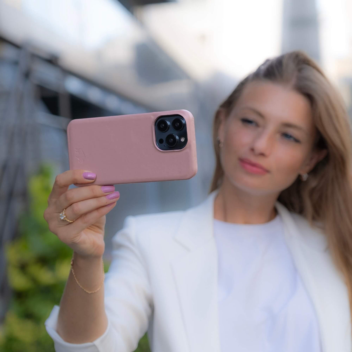 <h2><span class="metafield-multi_line_text_field">A slim snap-on profile that slides easily into your pocket while keeping your iPhone protected in premium leather.</span></h2>