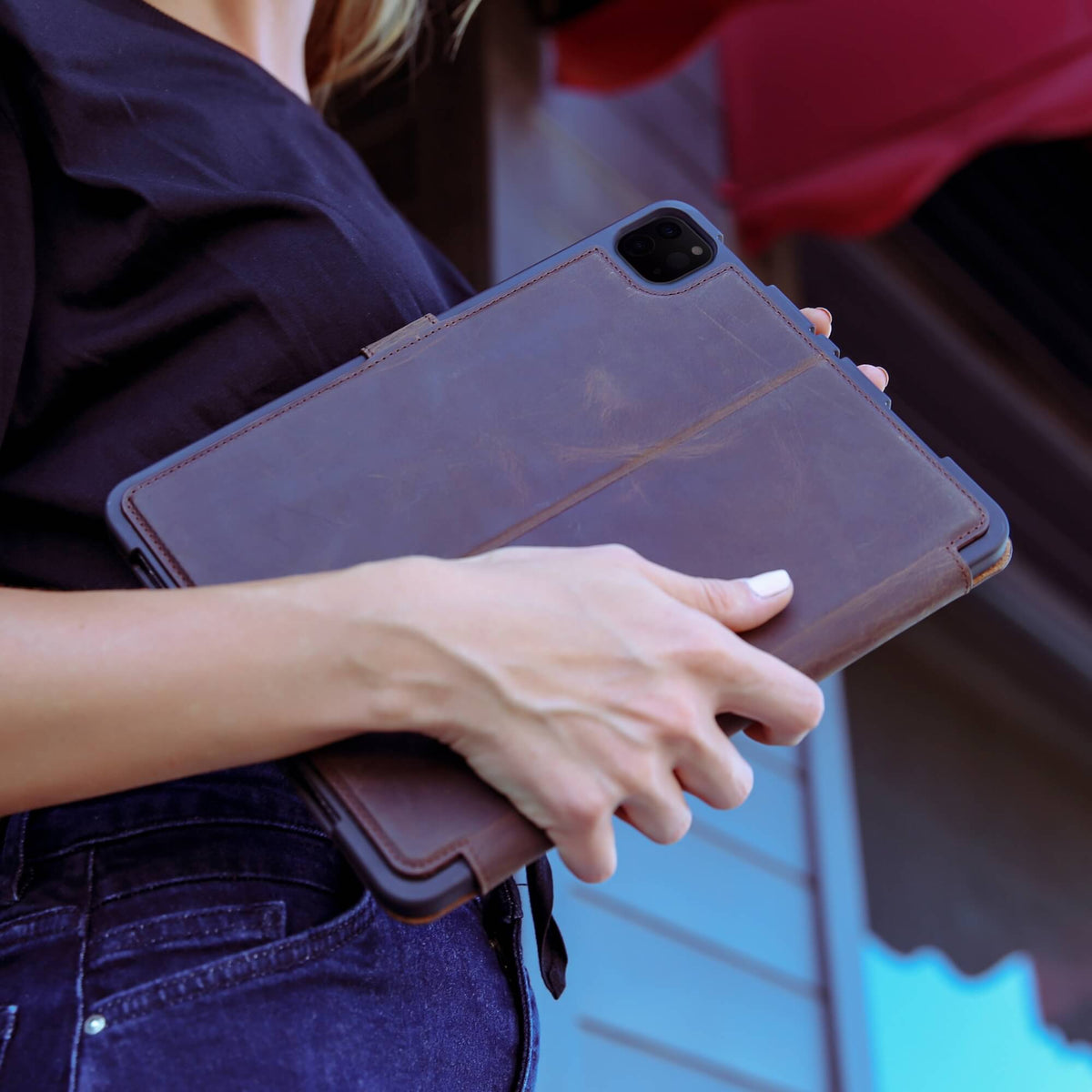 <h2><span class="metafield-multi_line_text_field">Keep your iPad Pro 11" safe and stylish with our secure magnetic flap and front cover, ensuring the screen stays scratch-free, while the all-around shock-proof protection guards against bumps and drops.</span></h2>