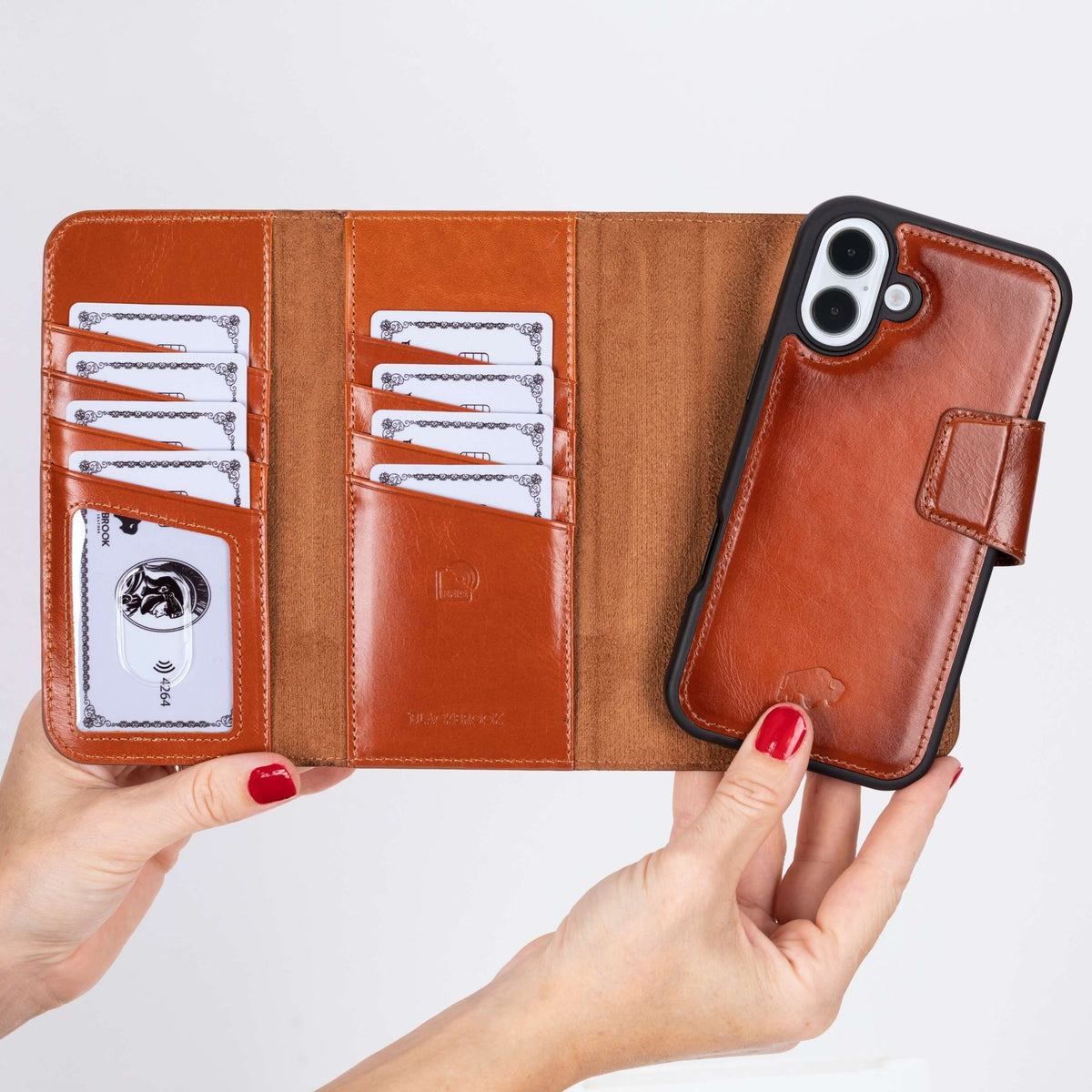 <h2><span class="metafield-multi_line_text_field">Three-panel leather design with organized travel-ready card storage.</span></h2>