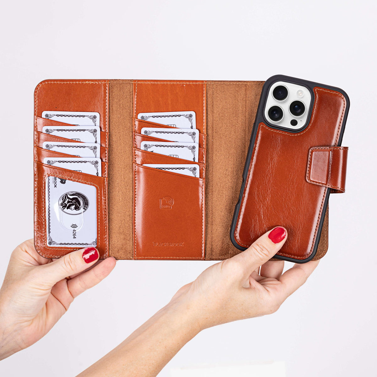 <h2><span class="metafield-multi_line_text_field">Three-panel leather design with organized travel-ready card storage.</span></h2>