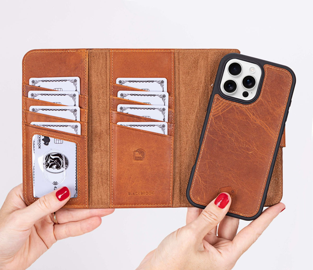 <h2><span class="metafield-multi_line_text_field">Three-panel leather design with organized travel-ready card storage.</span></h2>