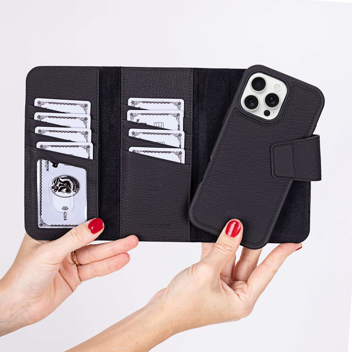 <h2><span class="metafield-multi_line_text_field">Three-panel leather design with organized travel-ready card storage.</span></h2>