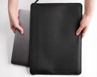 Full-Grain Leather MacBook Sleeve 13/14 inch in Pebble Black